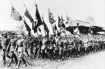 Défilé des proches du NSDAP en 1924