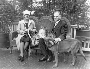 Herbert Hoover posant avec sa femme