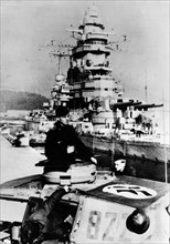 Les chars allemands sur le quai de la base navale de Toulon