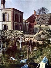 Zerstörungen an Gebäuden und einem Friedhof in Charleville östlich von Reims während der Marneschlacht. Westfront, 1. Weltkrieg.
Frankreich, September 1914
Autochrome Lumière
Foto: Jules Gervais-Co...