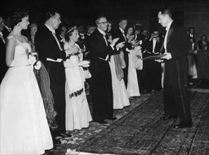 Albert Camus recevant le Prix Nobel 1957 des mains du roi Gustave VI Adolphe de Suède