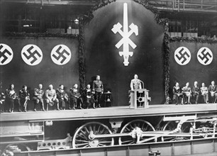 Hitler lors d'un discours dans les usines Krupp à Essen