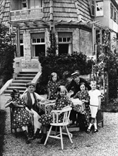 Henry van de Velde vor seinem Haus in Weimar mit seiner Familie