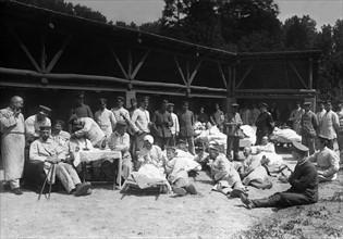 1.Weltkrieg, Frankreich: genesende deutsche Soldaten im Garten eines Lazaretts