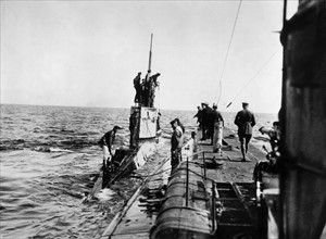 Sous-marin U-Boat ravitaillé par le vaisseau-mère, en Mer du Nord.