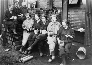 1. Weltkrieg, Ruestungsproduktion in Deutschland: Fruehstueckspause in einer Munitionsfabrik