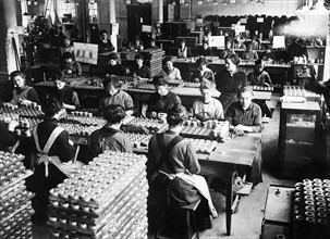 1. Weltkrieg, Ruestungsproduktion in Deutschland: Arbeiterinnen in einer Munitionsfabrik