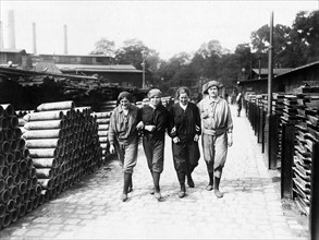 1. Weltkrieg Deutschland Ruestungsproduktion: Arbeiterinnen einer Munitionsfabrik