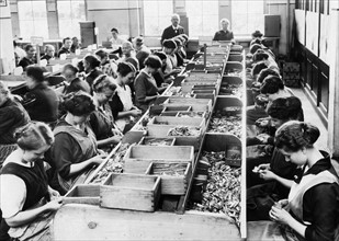 1. Weltkrieg Deutschland Ruestungsindustrie: Arbeiterinnen in einer staatlichen Munitionsfabrik