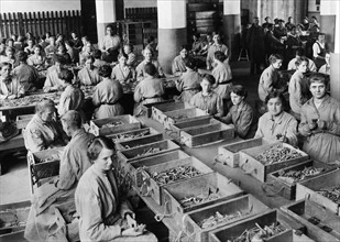 1. Weltkrieg, Ruestungsproduktion in Deutschland: Pruefung und Reinigung von erbeuteter Munition