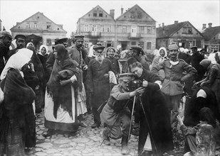 1. Weltkrieg, Ostfront: deutsche Rote-Kreuz-Schwester beim Fotografieren in Lida