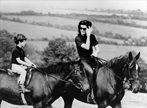 Onassis, Jacqueline (Kennedy) - Journalistin, USA/ mit Sohn beim Reiten in Irland
