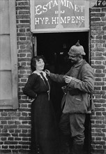 Soldat allemand en conversation avec une jeune femme