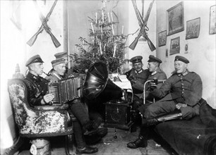 1. Weltkrieg, Ostfront: deutsche Soldaten in ihrem Quartier bei der Weihnachtsfeier