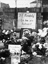 Fleurs devant le Mur de Berlin, commémorant John F. Kennedy