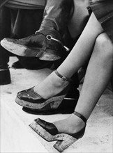 Femme portant des chaussures à plateforme
