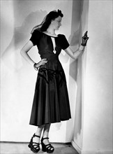Schwarzes kurzes Abendkleid, 1944