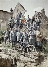 Officiers français sur les ruines du Chemin des Dames