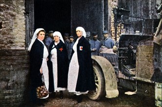 WW1-1916-VERDUN Three women wearing the Red Cross