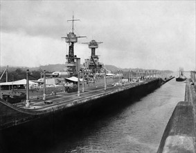 Panama-Kanal, das Schlachtschiff Mayland in der Gatun-Schleuse, um 1920