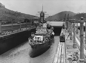 Panama-Kanal, deutsches Kriegsschiff Karlsruhe in Miraflores - Schleuse