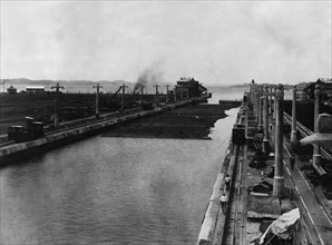 Panama-Kanal, Schleuse bei Gatun, Holz wird gefloesst, um 1913