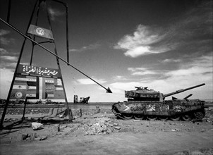 Guerre du Kippour, char détruit près de la ville de Suez