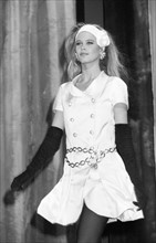 Schiffer, Claudia - Model, D - bei einer Modenschau von Chanel in Muenchen