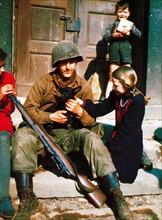 2. WK: US-Soldat und Kind nach der Invasion in der Normandie 1944