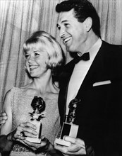 Doris Day et Rock Hudson posant avec leur Golden Globes