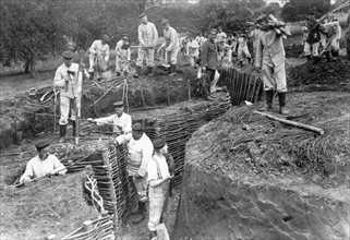 Constructions de tranchées fortifiées en Picardie par les soldats allemands