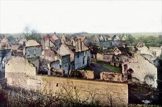 Die stark zerstörte Ortschaft Châtillon-sur-Morin südlich von Esternay während der Marneschlacht. Westfront, 1. Weltkrieg.
Frankreich, September 1914
Autochrome Lumière
Foto: Jules Gervais-Courtell...