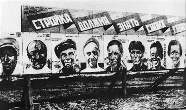 Affiches représentant les ouvriers les plus méritants, d'un site de construction en Union Soviétique