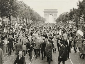 Manifestation gaulliste sur les Champs-Elysées