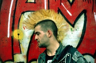 Jeune homme punk dans les rues de Berlin Ouest, 1984