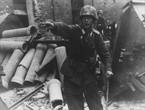 Warschauer Aufstand: Offizier (Ritterkreuzträger) weist Soldaten ein.