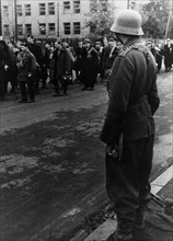 Warschauer Aufstand 1944: Widerstandkämpfer gehen in Gefangenschaft