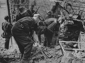 Warschauer Aufstand: Deutsche Soldaten vor Mauerdurchbruch