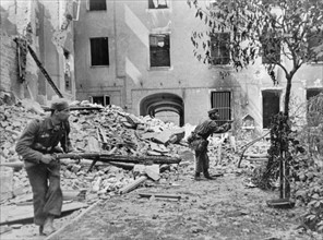 Warschauer Aufstand: Häuserkampf - deutsche Soldaten
