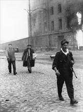 Warschauer Aufstand: Soldat und Zivilisten in der brennenden Stadt