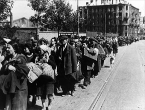 Warschauer Aufstand 1944: Zivilszen verlassen umkämpfte Stadtteile