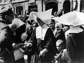 Warschauer Aufstand 1944: Polnische Nonnen eines Waisenhauses verhandeln mit deutschem Offizier