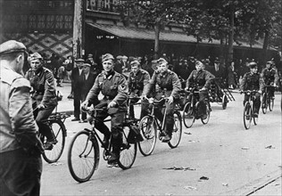 2.Weltkrieg, Frankreich, Deutsche Besatzung ab 23.06.1940: Deutsche Soldaten in der Freizeit mit dem Fahrrad auf einer 'sightseeing' Tour durch Paris.