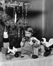 Weihnachten: Kind auf dem Gabentisch