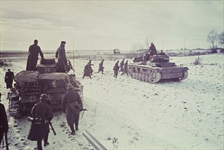 Chars et soldats d'infanterie près de Moscou, 1941