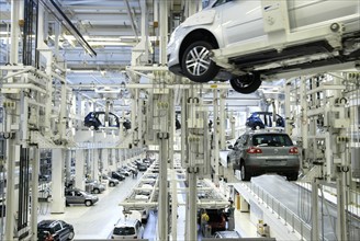 Wolfsburg: Autoproduktion im VW Stammwerk. Transportroboter transportieren den VW Tiguan und VW Touran