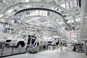 Wolfsburg: VW-Werk, Produktion des VW Tiguan bei der Auto 5000 GmbH, Produktionsstrasse