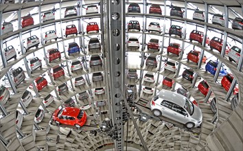 Wolfsburg Innenansicht des Autoturms im Autostadt der Volkswagen AG
