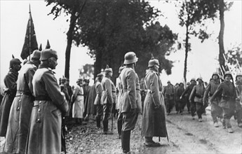 Soldats allemands défilant devant l'Empereur, 1916