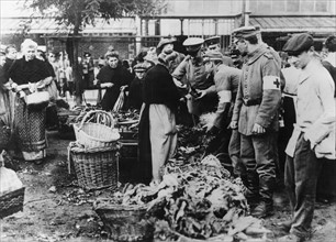 Soldats allemands s'approvisionnant à un marché, 1916